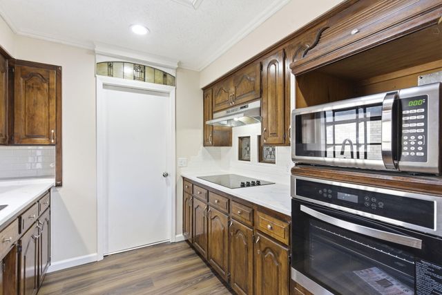 2431 S Kings Avenue, Springfield, MO 65807