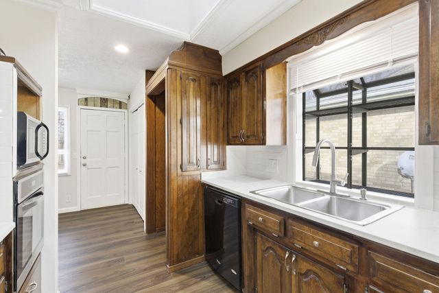 2431 S Kings Avenue, Springfield, MO 65807