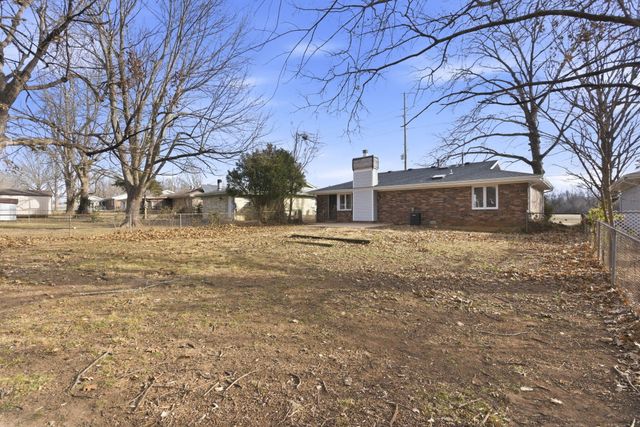 2431 S Kings Avenue, Springfield, MO 65807