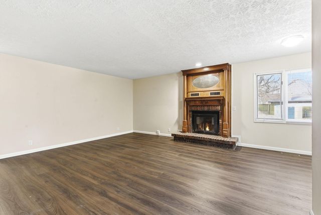 2431 S Kings Avenue, Springfield, MO 65807