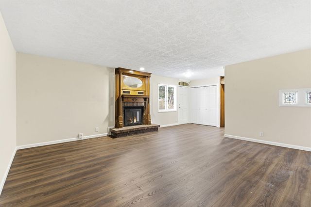 2431 S Kings Avenue, Springfield, MO 65807