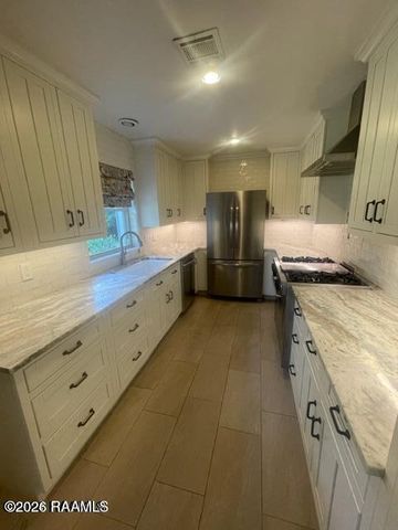 200 Woodvale Avenue, Lafayette, LA 70503