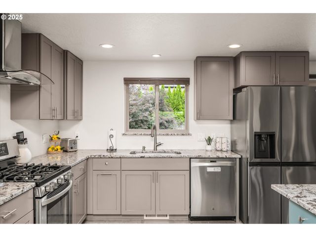 155 Hillview Ln 1, Eugene, OR 97408