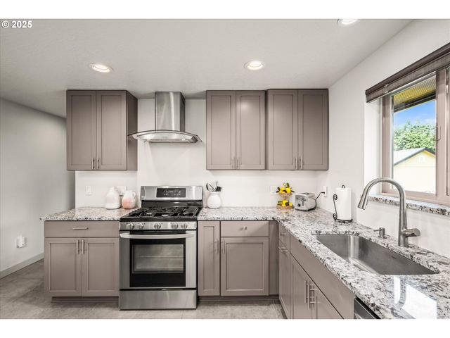 155 Hillview Ln 1, Eugene, OR 97408