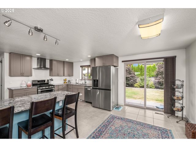 155 Hillview Ln 1, Eugene, OR 97408