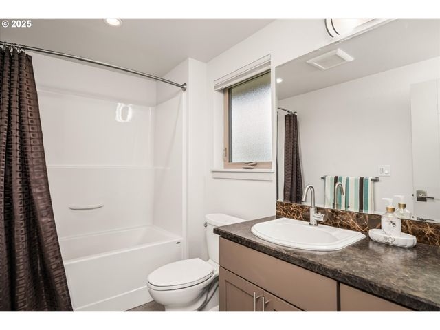 155 Hillview Ln 1, Eugene, OR 97408