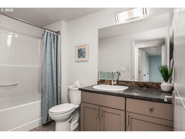 155 Hillview Ln 1, Eugene, OR 97408