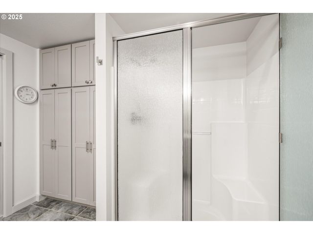 155 Hillview Ln 1, Eugene, OR 97408