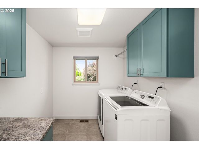 155 Hillview Ln 1, Eugene, OR 97408