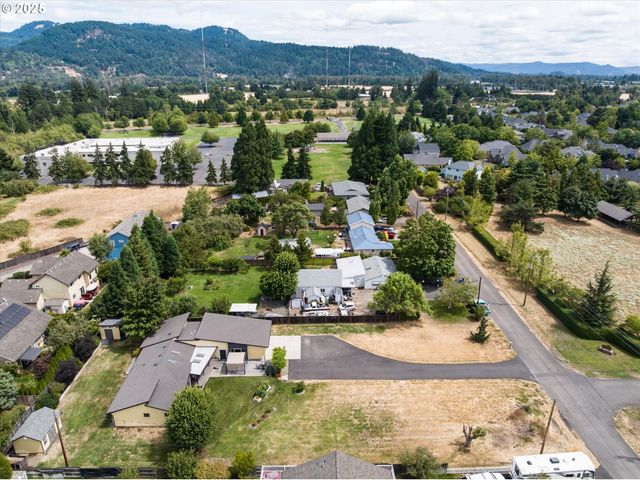 155 Hillview Ln 1, Eugene, OR 97408