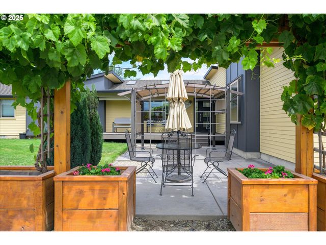 155 Hillview Ln 1, Eugene, OR 97408