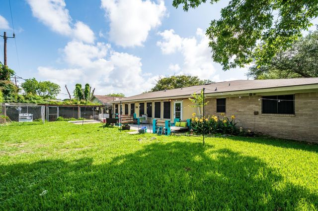 2202 French Place, Baytown, TX 77520