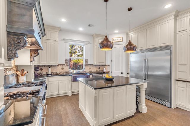 2501 Belton Shores Drive, Conroe, TX 77304