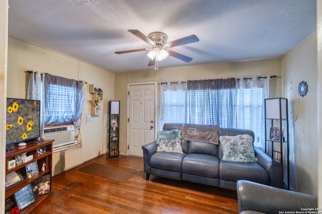 1104 Avenue S, Hondo, TX 78861