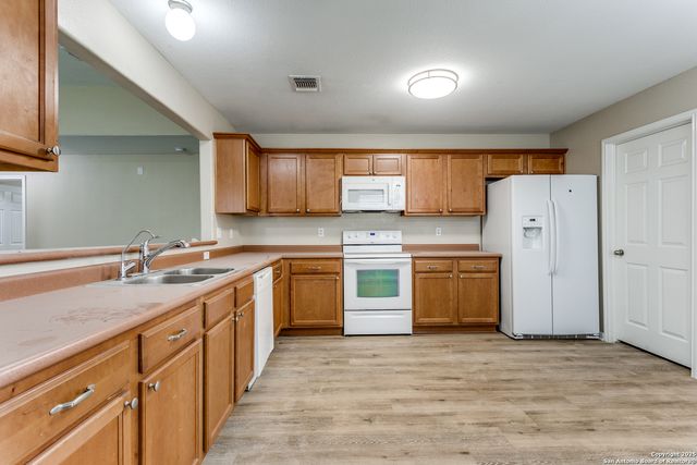 5735 Cardinal Falls, San Antonio, TX 78239