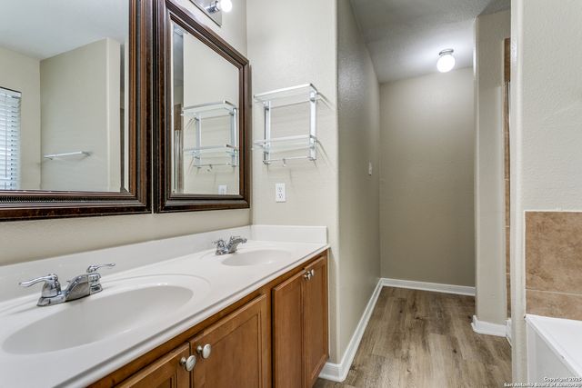 5735 Cardinal Falls, San Antonio, TX 78239