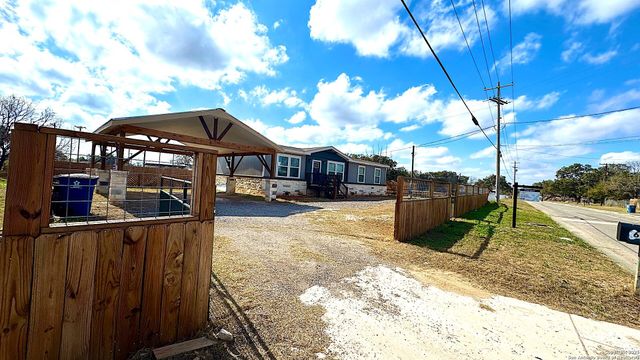 602 E Hunt St, Pleasanton, TX 78064
