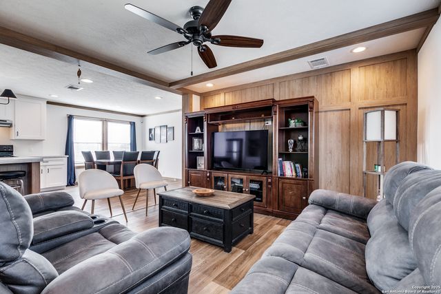602 E Hunt St, Pleasanton, TX 78064