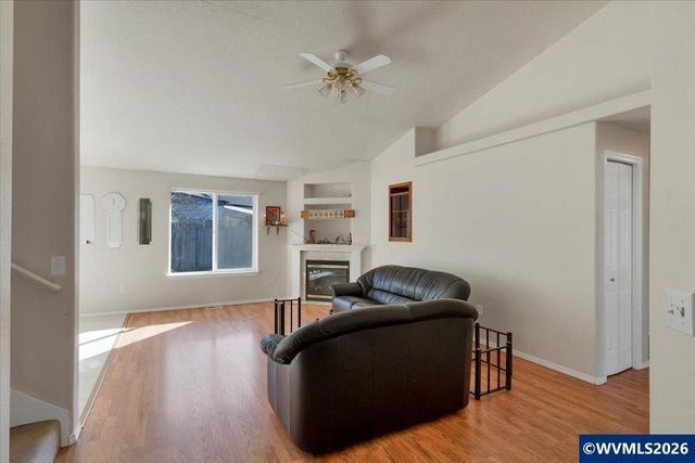 1860 Plateau St NE, Salem, OR 97305