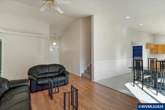 1860 Plateau St NE, Salem, OR 97305