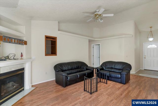 1860 Plateau St NE, Salem, OR 97305