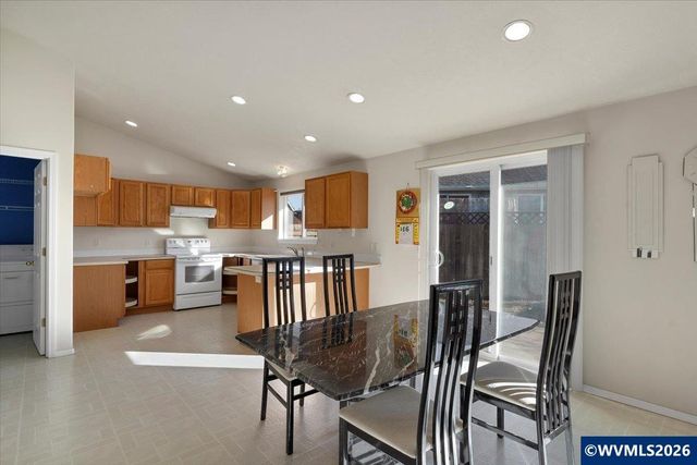 1860 Plateau St NE, Salem, OR 97305