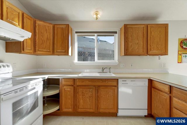 1860 Plateau St NE, Salem, OR 97305