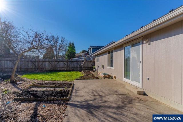 1860 Plateau St NE, Salem, OR 97305