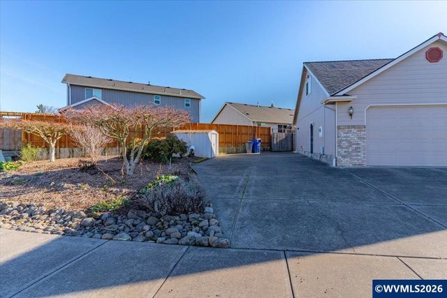 1860 Plateau St NE, Salem, OR 97305