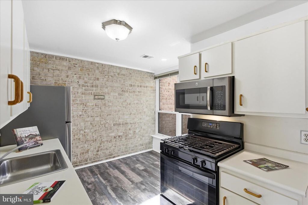 Image 10 of property listing at 3360 HUNTLEY SQUARE DR #B1, Temple Hills, MD 20748
