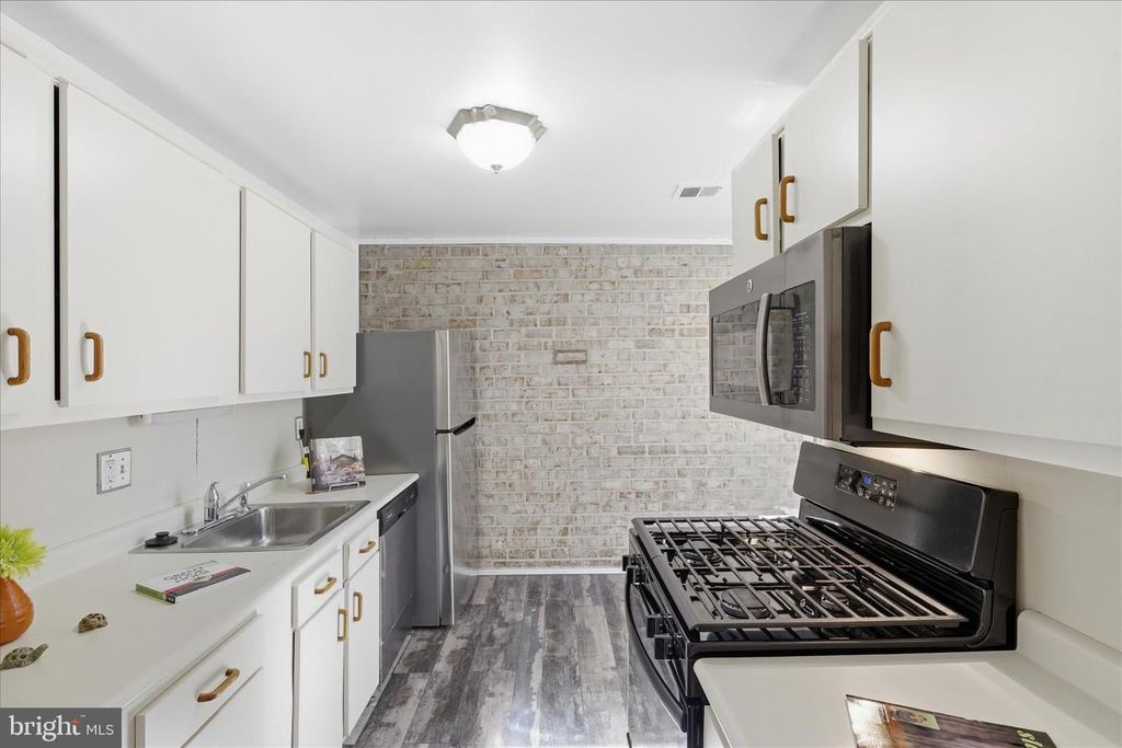 Image 11 of property listing at 3360 HUNTLEY SQUARE DR #B1, Temple Hills, MD 20748
