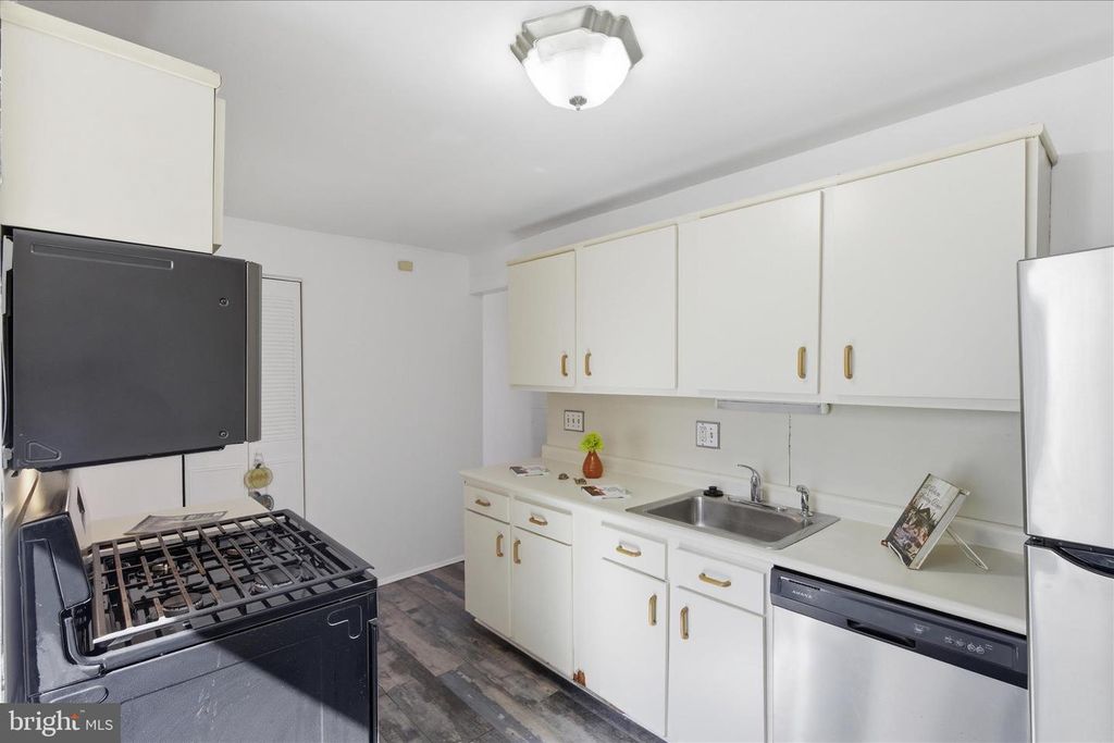 Image 12 of property listing at 3360 HUNTLEY SQUARE DR #B1, Temple Hills, MD 20748