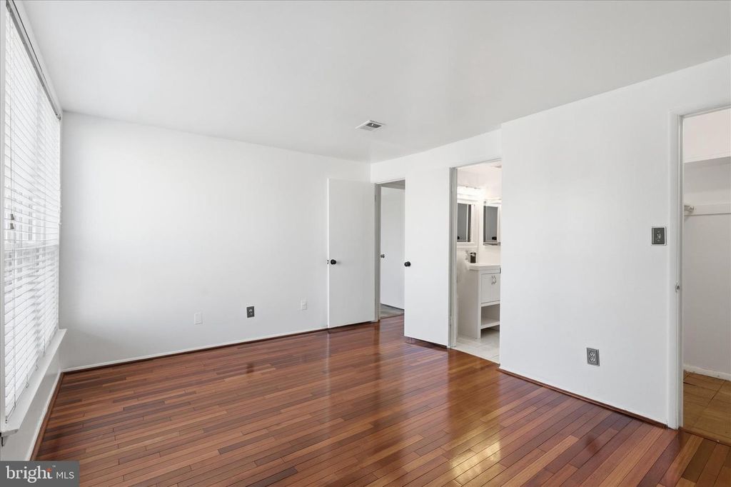 Image 15 of property listing at 3360 HUNTLEY SQUARE DR #B1, Temple Hills, MD 20748