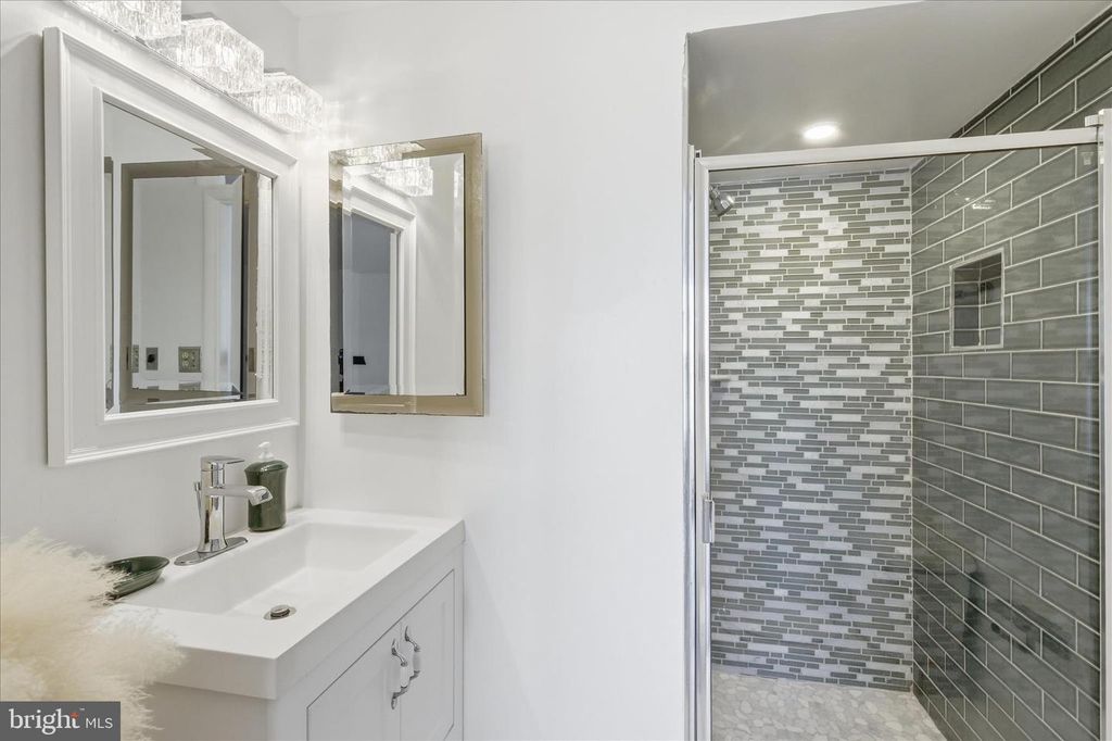 Image 17 of property listing at 3360 HUNTLEY SQUARE DR #B1, Temple Hills, MD 20748