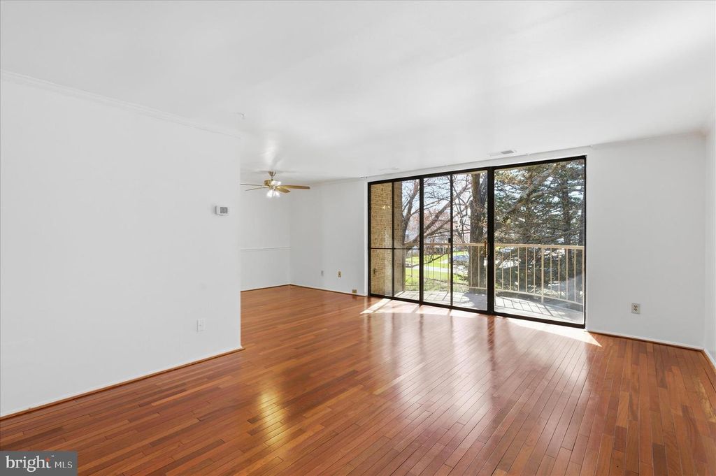 Image 5 of property listing at 3360 HUNTLEY SQUARE DR #B1, Temple Hills, MD 20748