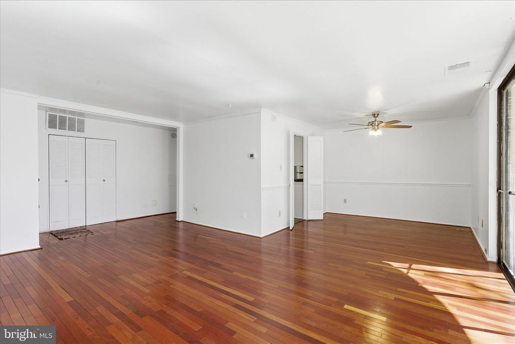 Image 6 of property listing at 3360 HUNTLEY SQUARE DR #B1, Temple Hills, MD 20748