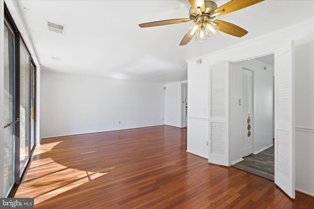 Image 9 of property listing at 3360 HUNTLEY SQUARE DR #B1, Temple Hills, MD 20748