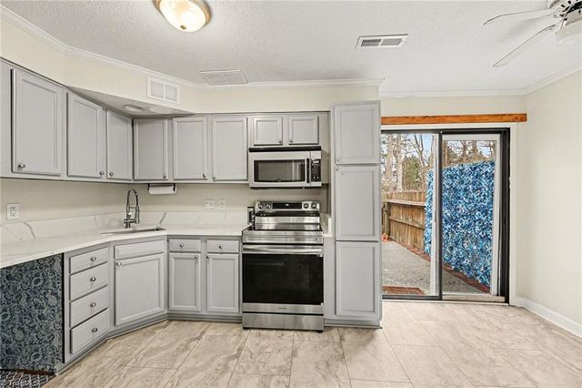 574 Brookside Court, Kernersville, NC 27284