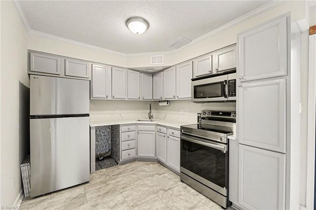 574 Brookside Court, Kernersville, NC 27284