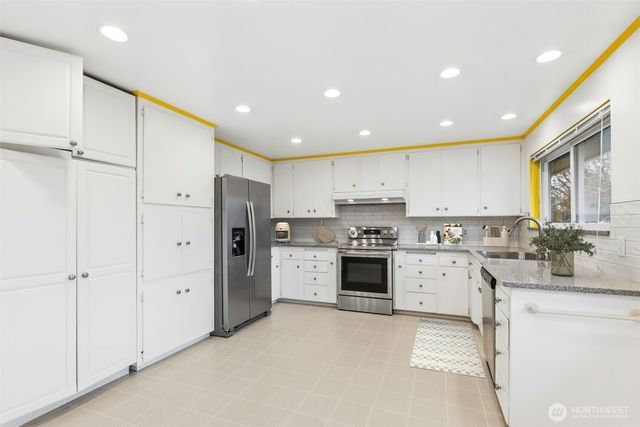 18930 66th Place W, Lynnwood, WA 98036