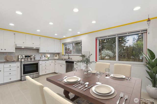 18930 66th Place W, Lynnwood, WA 98036