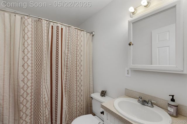 649 Lounsbury Avenue, Pontiac, MI 48340