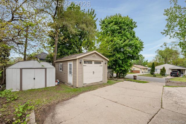 649 Lounsbury Avenue, Pontiac, MI 48340