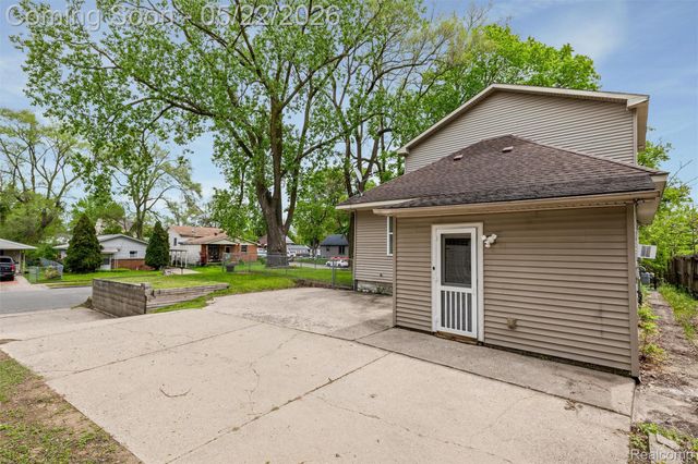 649 Lounsbury Avenue, Pontiac, MI 48340