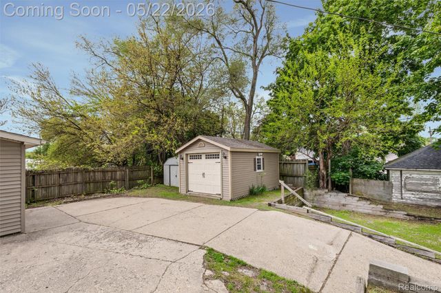 649 Lounsbury Avenue, Pontiac, MI 48340