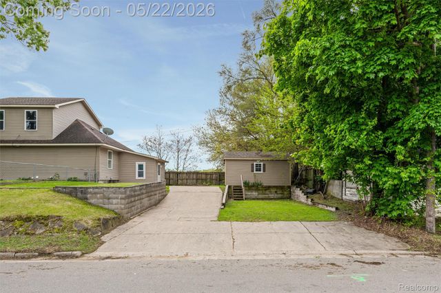 649 Lounsbury Avenue, Pontiac, MI 48340