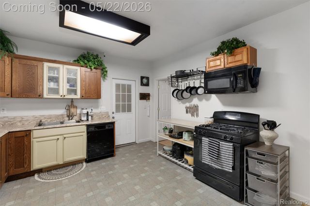 649 Lounsbury Avenue, Pontiac, MI 48340