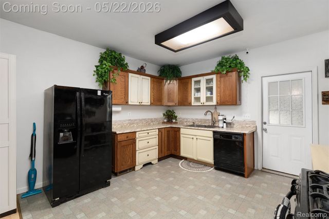 649 Lounsbury Avenue, Pontiac, MI 48340