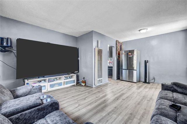 9402 Hickory, Los Angeles, CA 90002