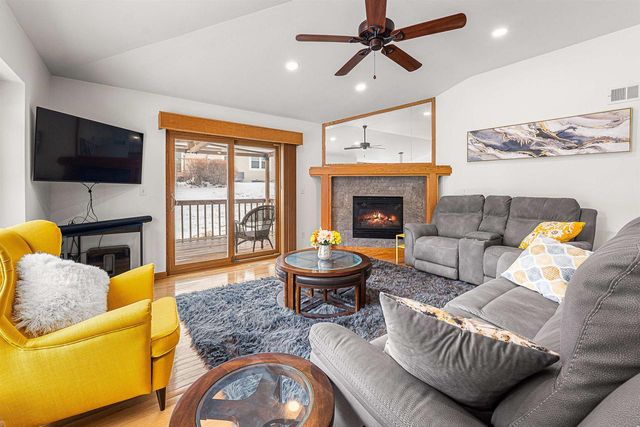 N96W14141 KNOLLCREST CIRCLE, Germantown, WI 53022